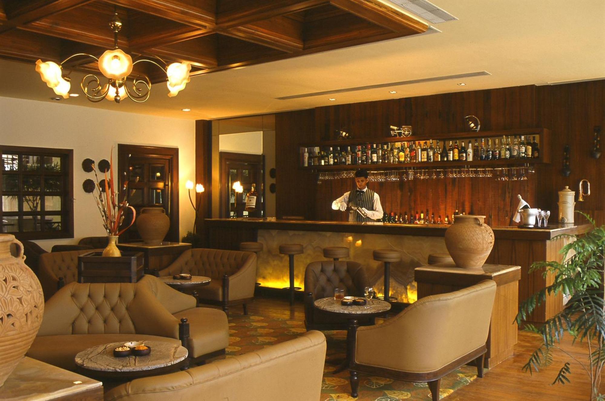 Fariyas Resort Lonavala Restoran fotoğraf